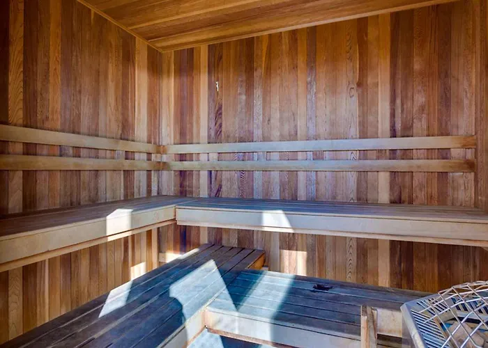 Polished Gulf-front With Balcony Ac Wifi & Shared Pools Hot Tubs Sauna